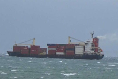 Aydın Didim’de şiddetli fırtınadan gemi karaya oturdu