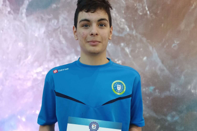 Yüzücü Nusrat Allahverdi rekorlarına yenisini ekledi