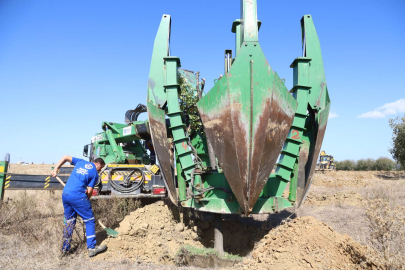 Yolda kalan ağaçlar taşınıyor