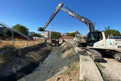 Manisa Şehzadeler'de sulama kanalı temizliği