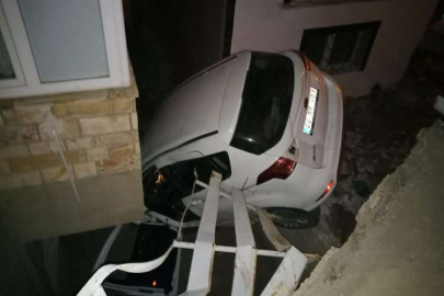 Edirne Keşan'da otomobil apartman boşluğunda kaldı