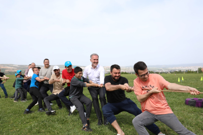 “Tüm engeller sevgiyle aşılır”