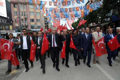 Gençler 19 Mayıs coşkusunu sokaklara taşıdı