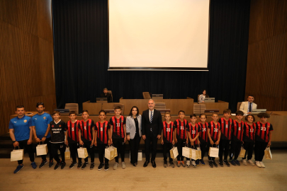 İnegöl Meclisi şampiyonları ağırladı