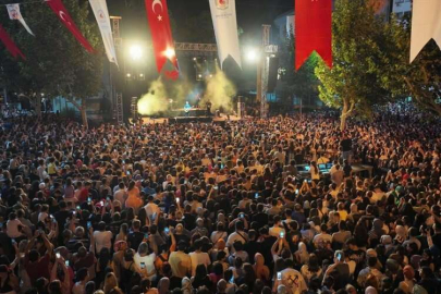 Emre Aydın'dan Zafer şarkıları