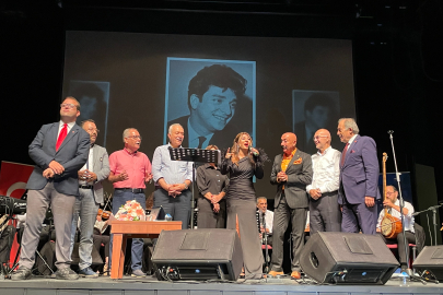 Sanat Güneşi, şarkılarıyla anıldı