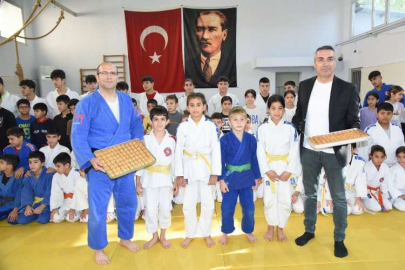 Manisalı judoculara baklava dopingli ziyaret