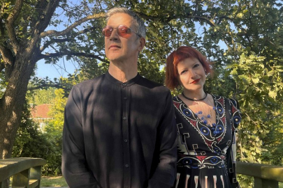 Eşiyle düet yaptı