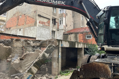 Balıkpazarı'nda metruk bina temizliği