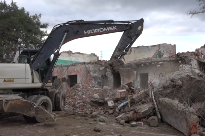 Muratoba'da metruk bina yıkımı