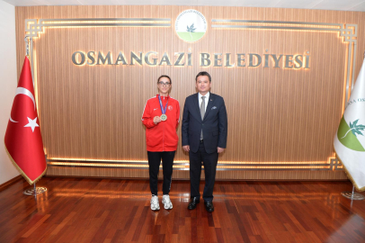 Başkan Erkan Aydın Bursa’nın gururu şampiyon sporcuyu ağırladı