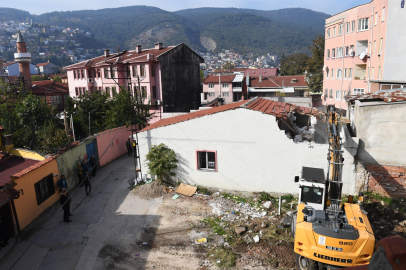 Osmangazi Belediyesi’nden tarihi koruyan yıkım