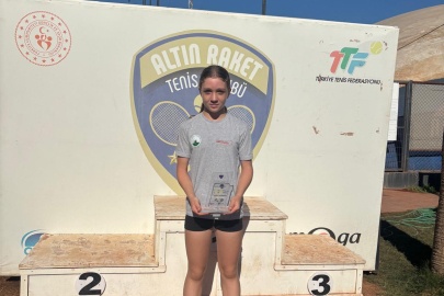 Osmangazili raket şampiyonluk kürsüsüne oturdu