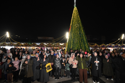 Yeni yıl festivali akşam saatlerine renk kattı