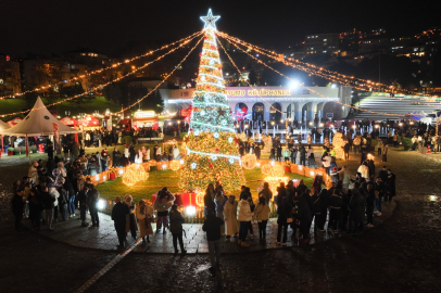 Yeni yıl coşkusu, ‘Bursa Yeni Yıl Meydanı’nda yaşanıyor