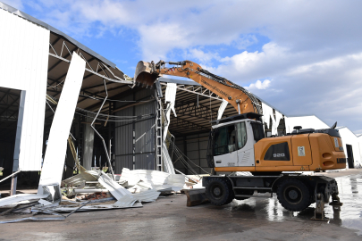 Osmangazi’de tarım arazilerindeki kaçak depolar yıkılıyor