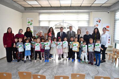 Çocukların karnelerini Başkan Erkan Aydın verdi