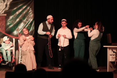 Engelli bireyler sahnede usta sanatçılara taş çıkarttı