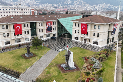 Osmangazi Belediyesi binalarını Türk bayraklarıyla donattı