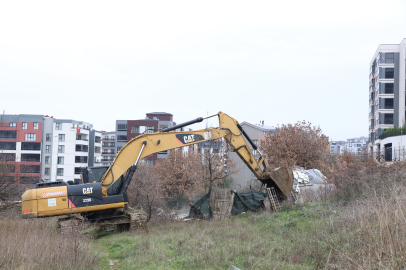 Nilüfer Belediyesi Balkan Mahallesi’nde kaçak barakaları yıktı