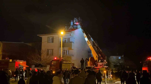 Bursa’da 3 katlı binanın çatısında yangın