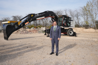 Yenişehir’de okul karşısındaki metruk bina yıkıldı