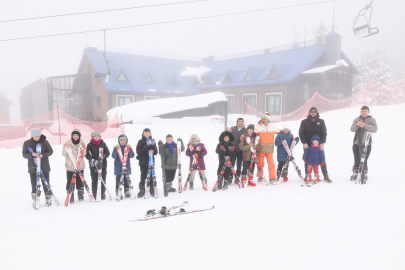 Osmangazi Belediyesi’nden çocuklara Uludağ’da kayak sürprizi
