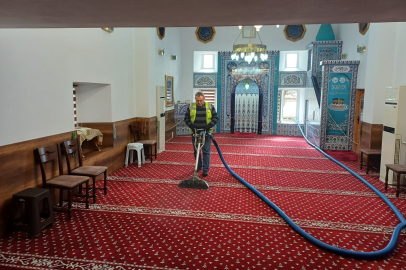 Balkanlardaki camilerde Ramazan temizliği