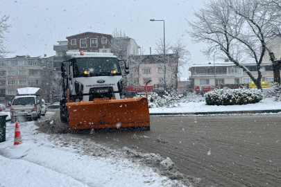 Büyükşehir karla mücadelede sahada