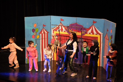 Yıldırımlı çocuklara kukla gösterisi