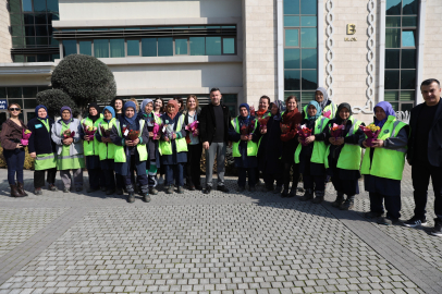 Büyükşehir'den kadın çalışanlara çiçek jesti