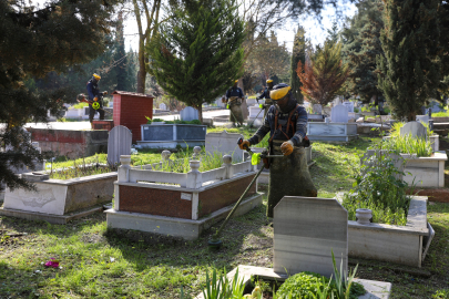 Bursa'da şehitlik ve mezarlıklar bayrama hazır