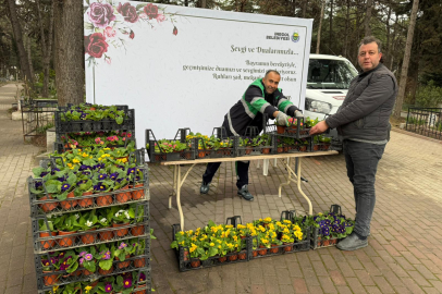 İnegöl’de Bayram öncesi mezarlıklar çiçek bahçesine büründü