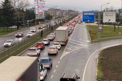 Tatilcilerin dönüş yolculuğu başladı, İnegöl’de trafik durma noktasına geldi