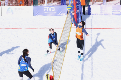 Uludağ’da Kar Voleybolu şöleni başladı
