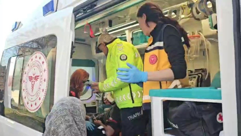 Bursa’da fenalaşan servis şoförü kaldırıma çıkıp güçlükle durabildi