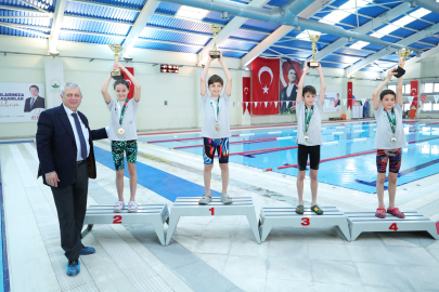 Osmangazi Yüzme Şenliği’nde kazananlar kupalarını aldı