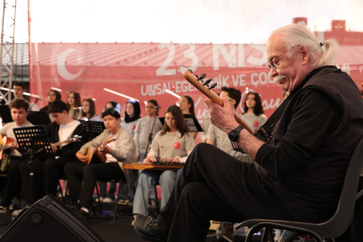 Sanatçı Cahit Berkay gençlerle aynı sahneyi paylaştı