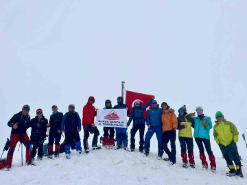 Uludağ’da mayısta kar sürprizi: 2 metre karda Türk bayrağı dalgalandı
