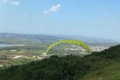 Paraşütü ile ormana daldı
