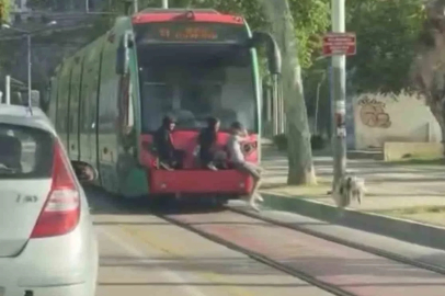 Bursa’da gençlerin tramvay arkasındaki tehlikeli yolculuğu kamerada
