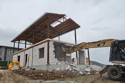 Nilüfer’de iki kaçak yapı yıkıldı