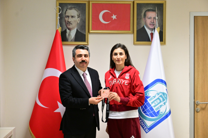Yıldırımlı Hatice Kübra İlgün Avrupa’da kürsüde