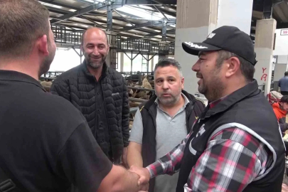 Kurban pazarında güldüren anlar...Mali Polis çetin pazarlığa dahil oldu
