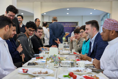 Başkan Vekili Şahin Biba, bayram sabahı öğrencilerle buluştu