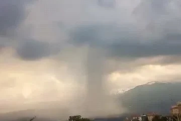 İnegöl’de sağanak etkili oldu, yollar göle döndü
