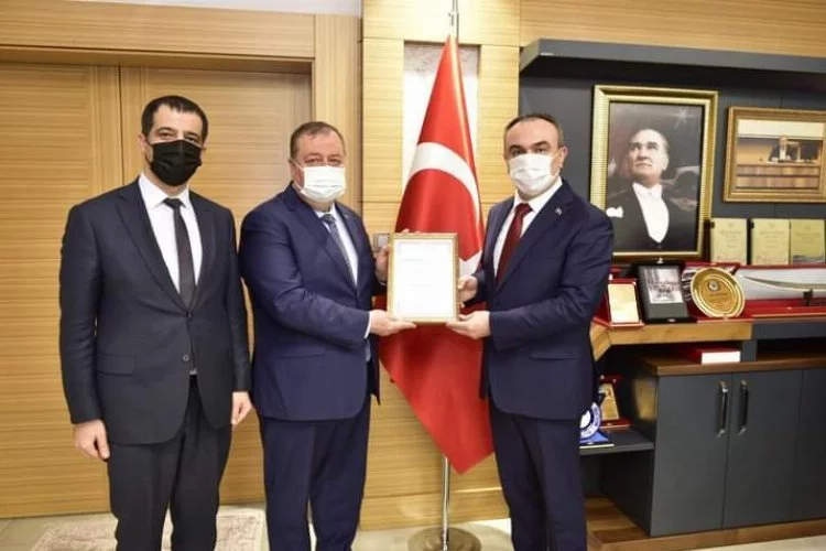 Başkan Ramazan, zeytinyağının coğrafi işaret belgesini Vali Soytürk’e takdim etti