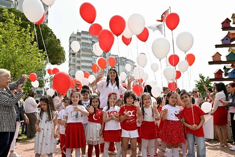 Antalya'dan kırmızı beyaz balonları gökyüzüne bırakıldı