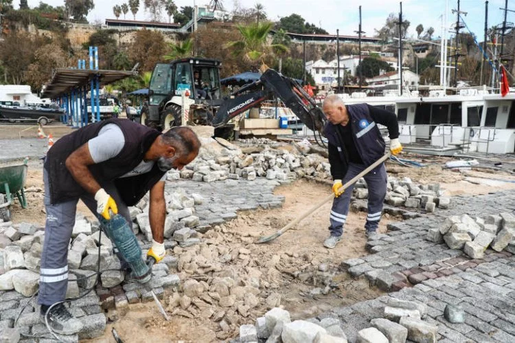 Antalya Yat Limanı'nda fırtına sonrası onarım çalışması