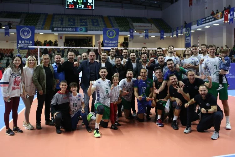 Bursa Büyükşehir Belediyespor Arkas Spor’u set vermeden geçti